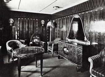 Salón de un apartamento de lujo en el transatlántico París, julio de 1921
